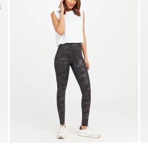 Spanx Faux Leather Camo Leggings Matte black